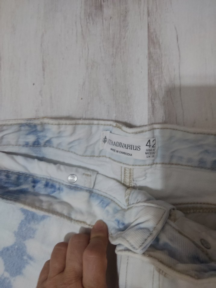 Kadın Beyaz Batik Desenli Kot Şort - Görsel 2