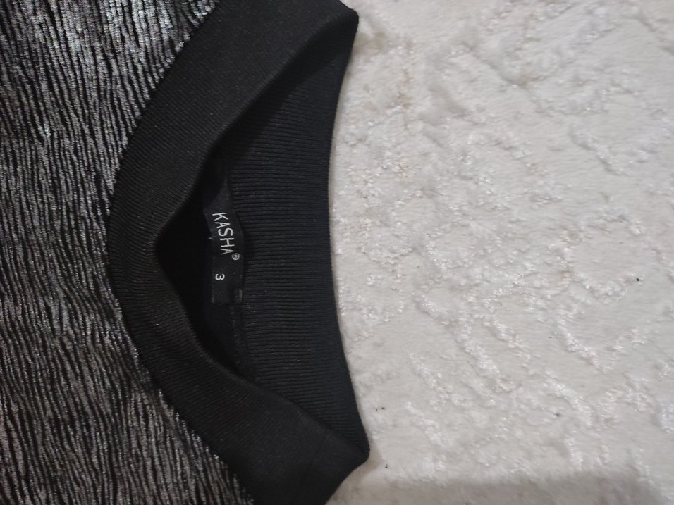 Kadın Pilili Siyah Gri kısa kollu parlak bluz.. - Görsel 3