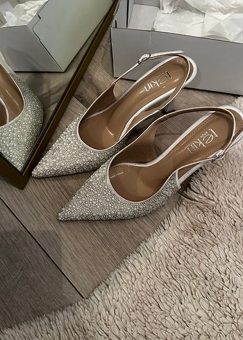 Payetli Beyaz Stiletto Topuklu Kadın Ayakkabı