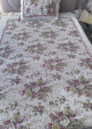 Diğer Pastel Çiçek Desenli Beyaz Yatak Örtüsü
