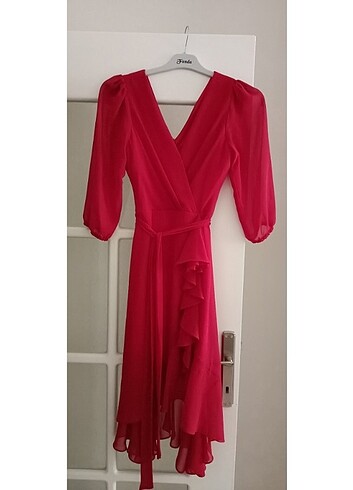 Kırmızı eteği fırfırlı elbise 