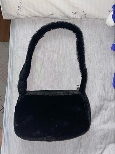 Siyah peluş çanta