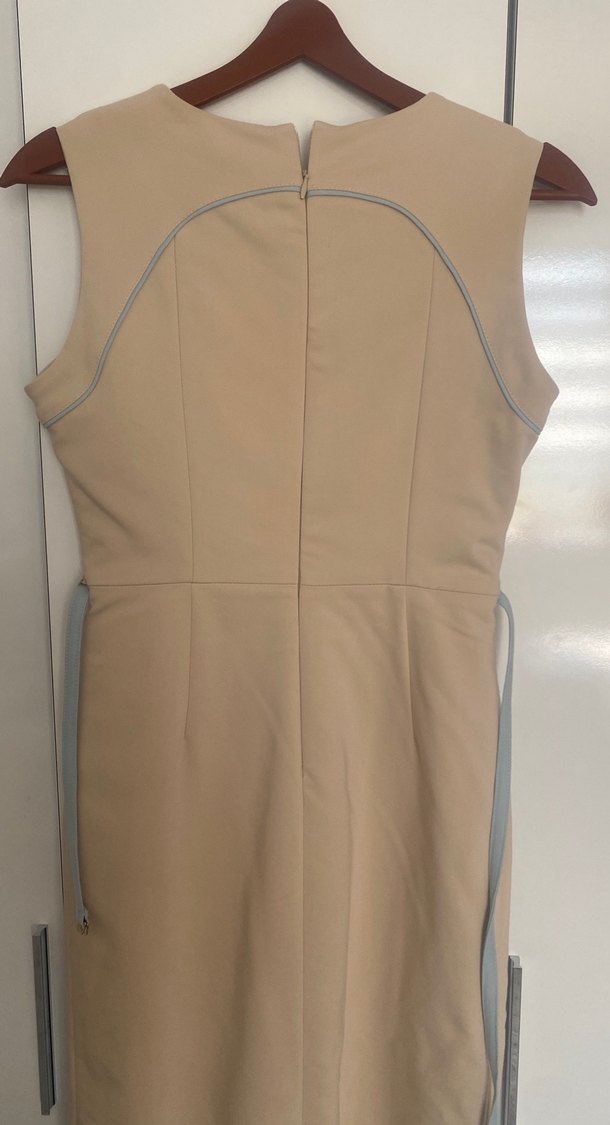 Bej Midi Kemerli V Yaka Kolsuz kalem Chima marka Elbise - Görsel 4