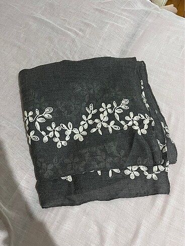 Gri renk şal
