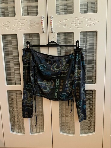 Bershka omzu aşık üst