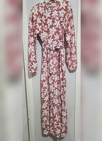 Pembe elbise