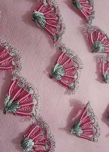 Pembe ve Gümüş Renkli Namaz Başaörtüsü Oyaları - Görsel 3