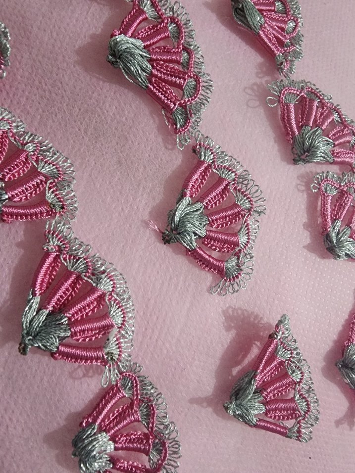 Pembe ve Gümüş Renkli Namaz Başaörtüsü Oyaları - Görsel 3