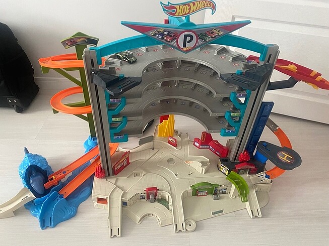 Beden Renk Hotwheels Garaj Seti