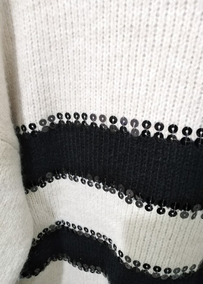 Siyah ve krem renkli pullu kazak - Görsel 2