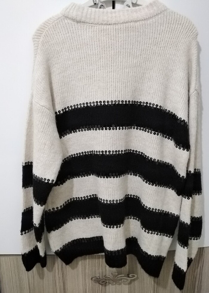 Siyah ve krem renkli pullu kazak - Görsel 3