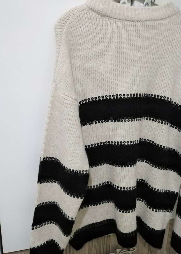 Siyah ve krem renkli pullu kazak - Görsel 5