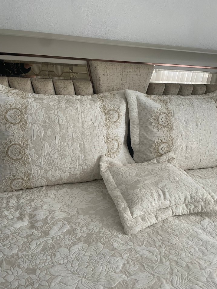 İşlemeli BeyazYatak Örtüsü - Görsel 3