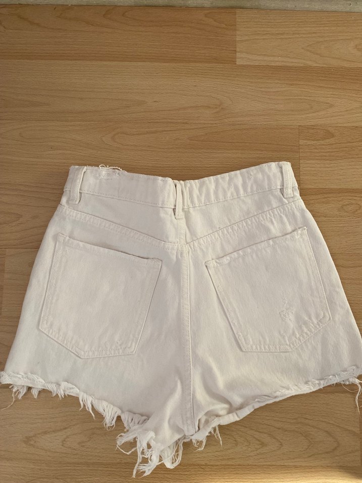 Düğmeli Beyaz Mini Denim Şort - Görsel 2