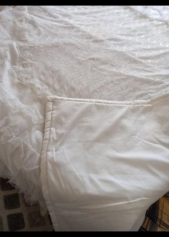 Beyaz Parlak Fırfırlı Yatak Örtüsü - Görsel 6