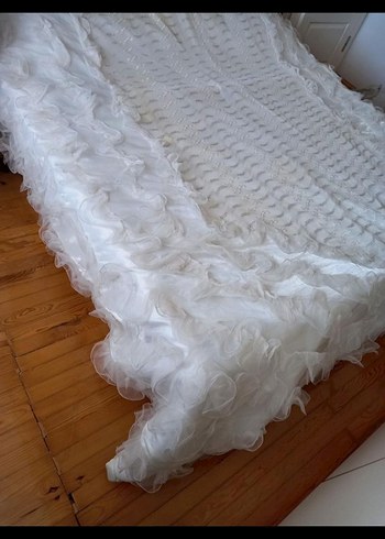 Beyaz Parlak Fırfırlı Yatak Örtüsü - Görsel 3