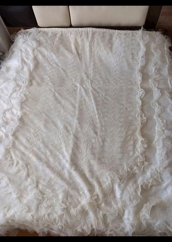 Beyaz Parlak Fırfırlı Yatak Örtüsü - Görsel 4