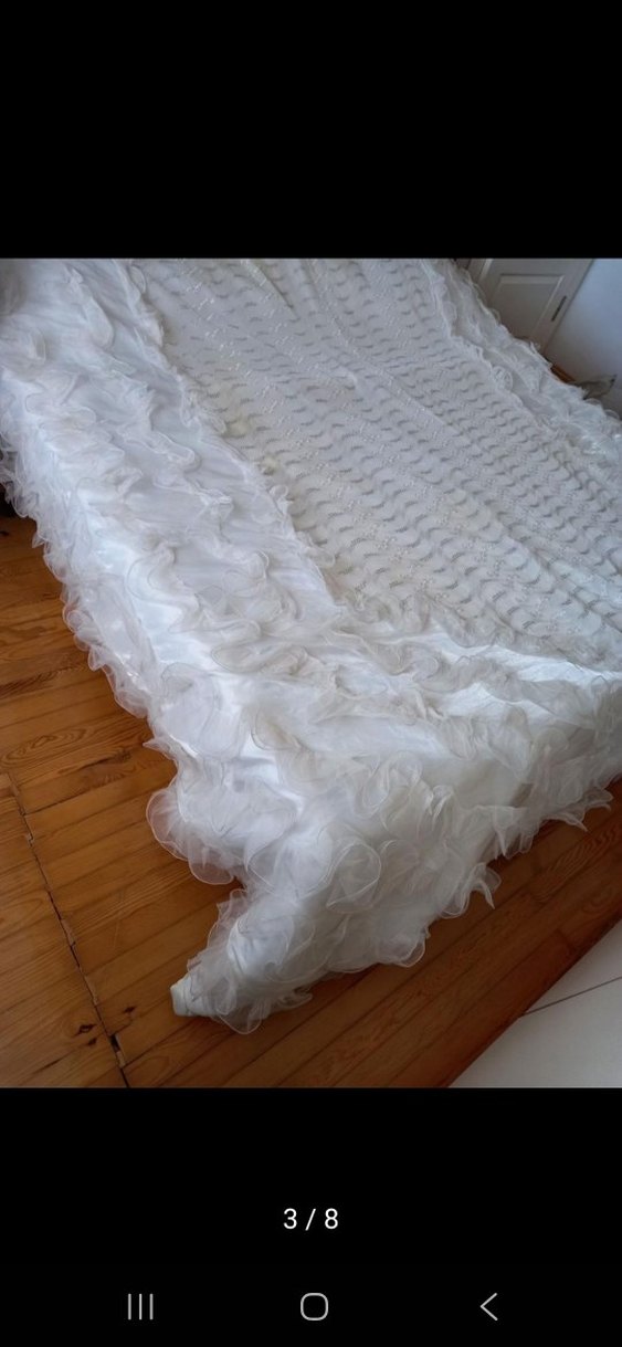 Beyaz Parlak Fırfırlı Yatak Örtüsü - Görsel 3