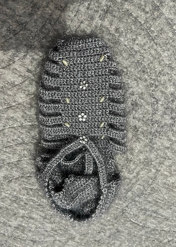 Gri işlemeli patik - Görsel 2