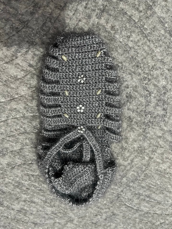 Gri işlemeli patik - Görsel 2