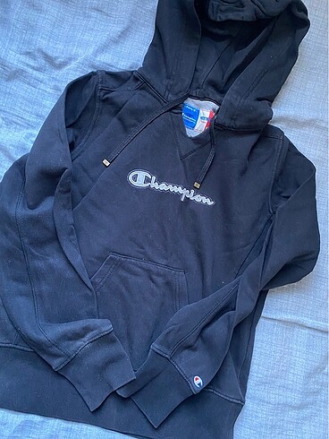 champion sweatshirt,bedeni m yazıyo ama s beden olan alsın ben n