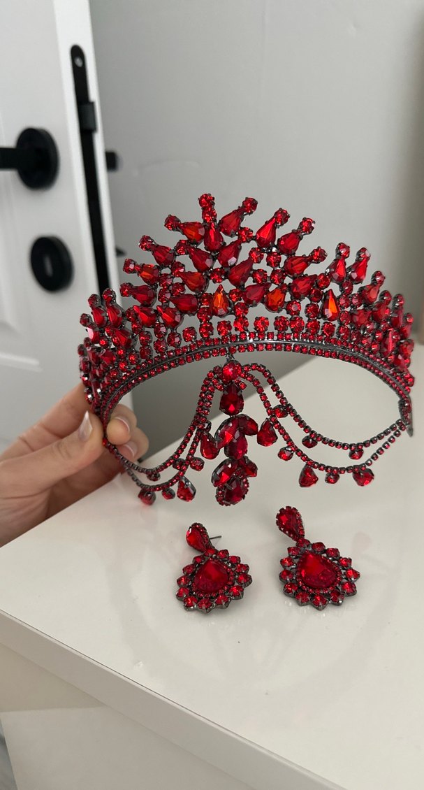 Kırmızı Taşlı Parlak Taç ve Küpe Seti - Görsel 3