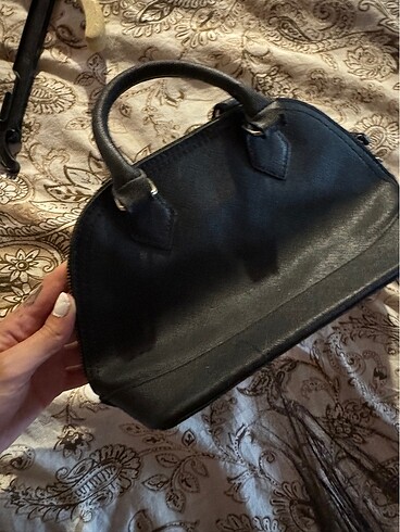 Siyah el çantası