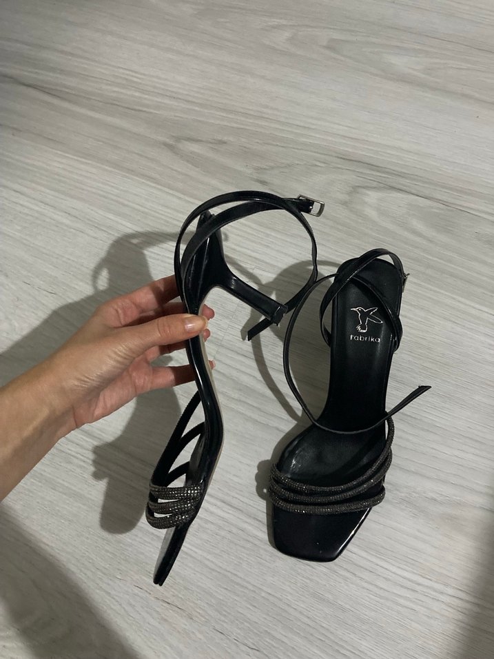 Siyah  Tokalı İnce Topuklu Ayakkabı fabrika marka - Görsel 2