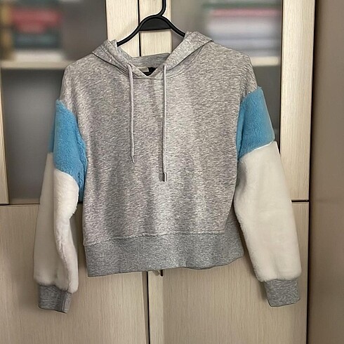 Peluş Kollu Kapüşonlu Sweatshirt