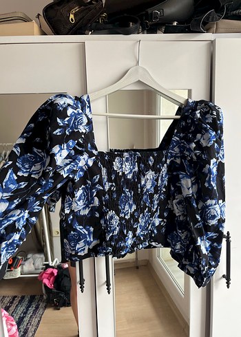 Mavi Çiçek Desenli Drapeli Mini Bluz - Görsel 4