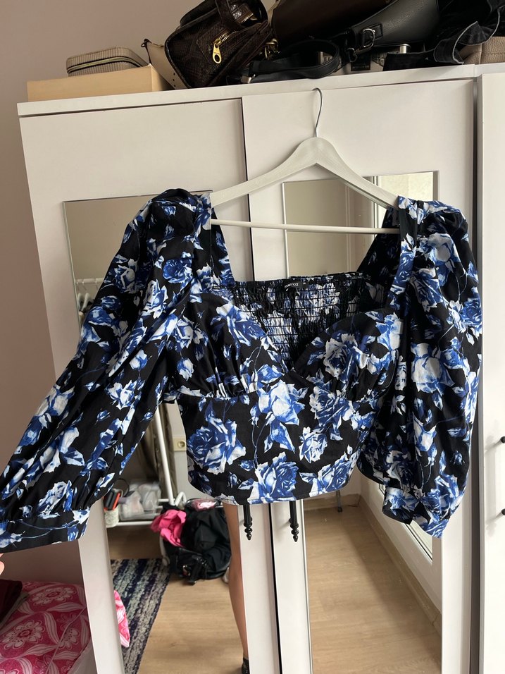 Mavi Çiçek Desenli Drapeli Mini Bluz - Görsel 3