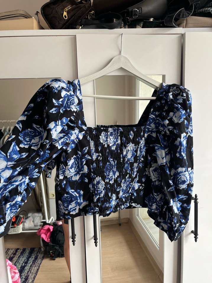 Mavi Çiçek Desenli Drapeli Mini Bluz - Görsel 4