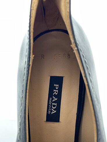 39 Beden siyah Renk Prada Dolgu Topuk %70 İndirimli.