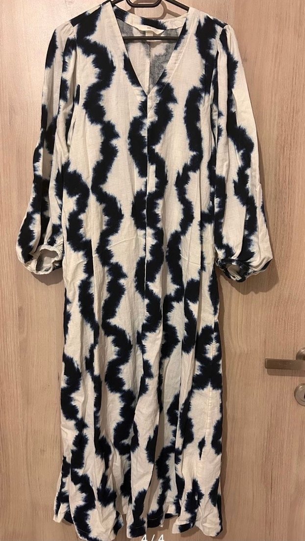 V Yaka Pilili Batik Desenli Uzun Kadın Elbise - Görsel 3