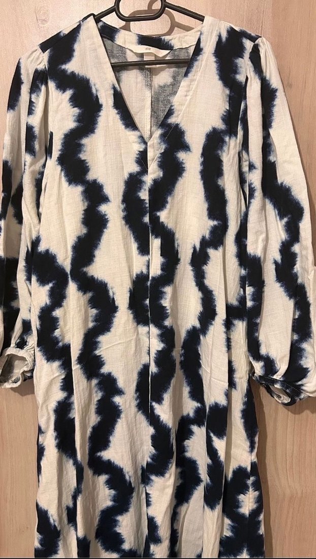 V Yaka Pilili Batik Desenli Uzun Kadın Elbise - Görsel 4