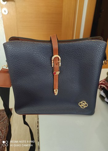 Klasik Şıklıkta lacivert Deri Kadın Çantası