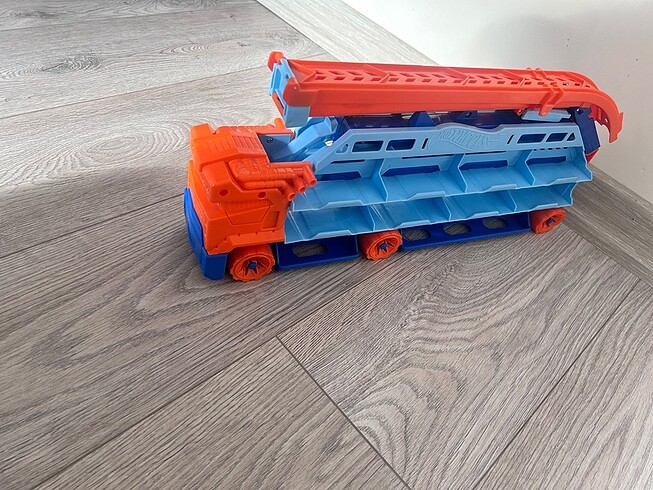 Hot wheels rampalı tır
