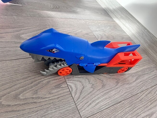 Hot wheels köpek balığı