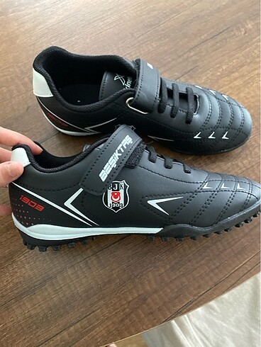 Spor ayakkabı taraftarla