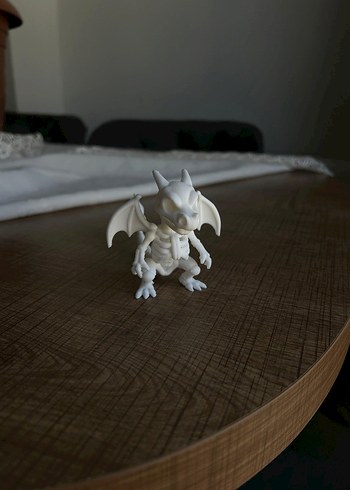 Beyaz Kanatlı Aksiyon Figürü Charizard