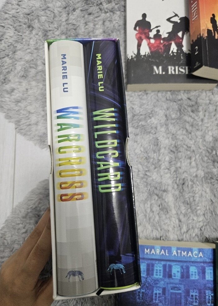  2 kitap set, marıe lu wıld card, ciltli. - Görsel 3