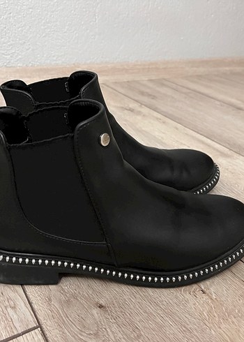 Parlak Siyah Deri Kadın Dolgu Topuk Bot - Görsel 3