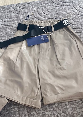 H&M Gri Deri Yuksek Bel Kemerli Mini Sort Marka Temsilidir