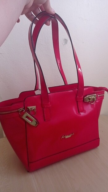 Kırmızı çanta mükemmel ????etiketi sökülmemis çok uygun normalde