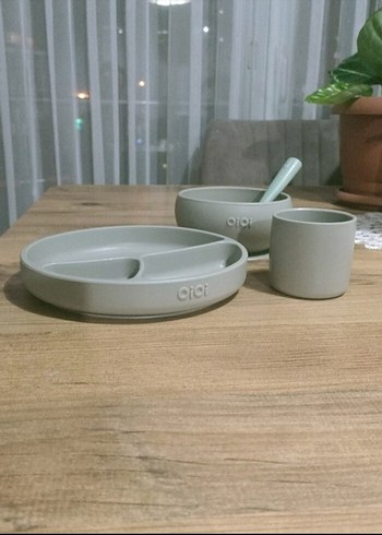 OiOi Oioi vakumlu beslenme seti Gri Çocuk Tabak, Çatal, Bıçak Seti