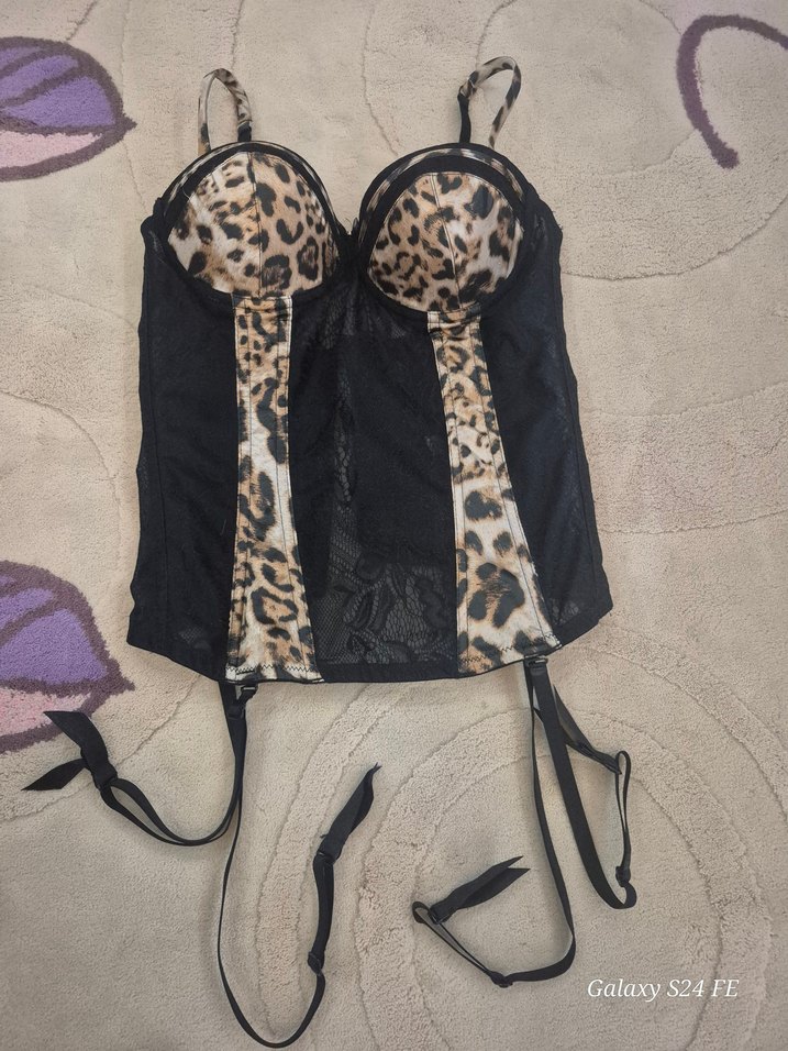 Leopar Desenli Siyah Gotik Büstiyer ve Çorap - Görsel 2