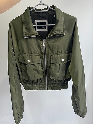BERSHKA yeşil yağmurluk crop