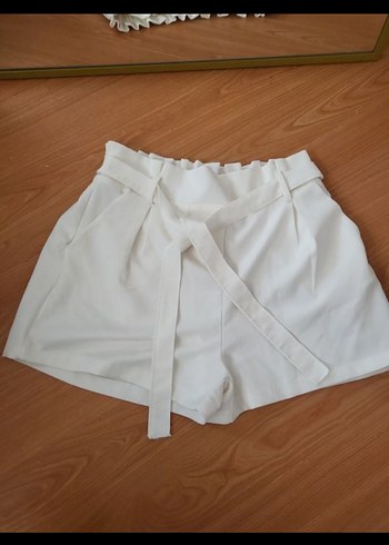 Beyaz Kemerli Mini Şort
