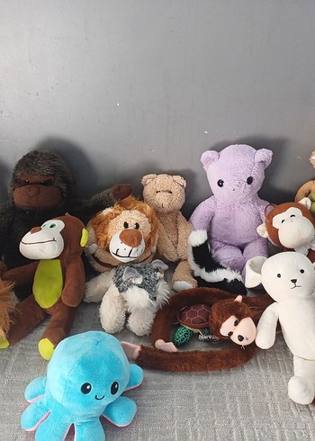 Gri ve Kahverengi Peluş Oyuncaklar