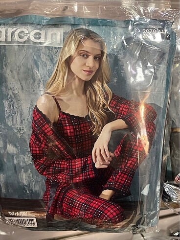 Ekoseli 3?lü kadife pijama takım
